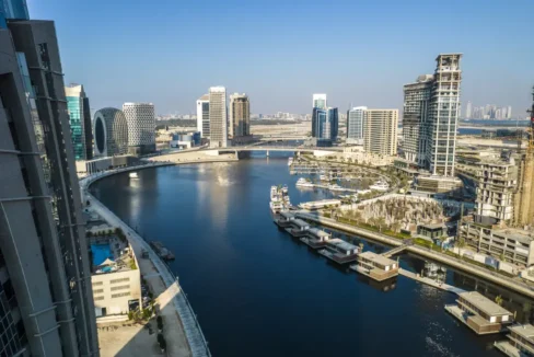 Pagani_Canal+villas_day